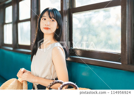 坐火車旅行的女人 114956924