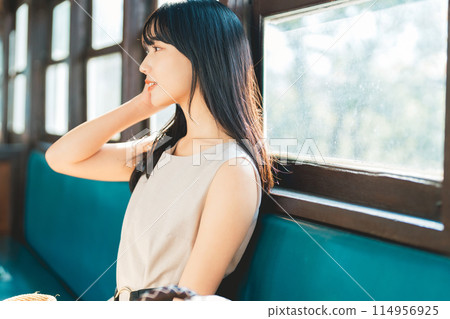 坐火車旅行的女人 114956925