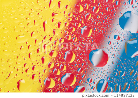 附著在玻璃上的水滴 114957122