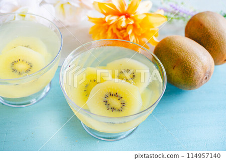 Refreshing kiwi jelly 114957140