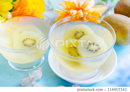 Refreshing kiwi jelly 114957141