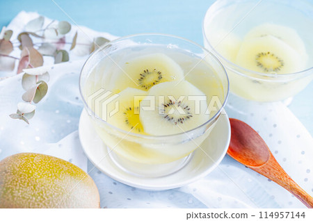 Homemade kiwi jelly 114957144