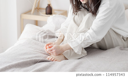 一個女人揉著她冰冷的腳 114957343