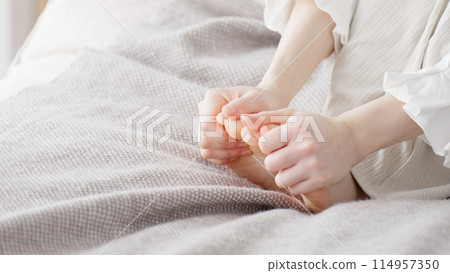 一個女人揉著她冰冷的腳 114957350