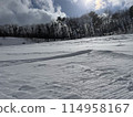 冬季陽光明媚的滑雪勝地 114958167