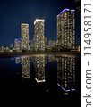 在水坑反映的夜景 114958171