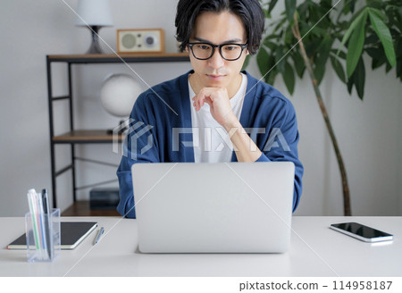 男電腦遠距工作遠距辦公線上學習居家 114958187