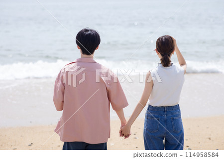 一對年輕夫婦沿著海灘散步 114958584