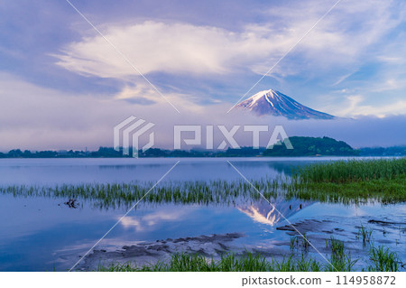 （山梨縣）從河口湖大石公園岸邊看富士山，霧氣清晰 114958872