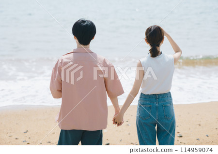 一對年輕夫婦沿著海灘散步 114959074