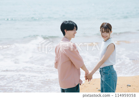 一對年輕夫婦沿著海灘散步 114959358