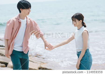 一對年輕夫婦沿著海灘散步 114959359