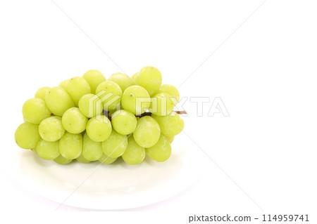 Shine Muscat grapes that can be eaten with the skin on a light background 114959741