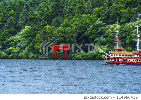 Summer on Lake Ashi: The Hakone Pirate Ship sailing near the "Peace Torii" at Hakone Shrine [Hakone Town, Kanagawa Prefecture] 114960419