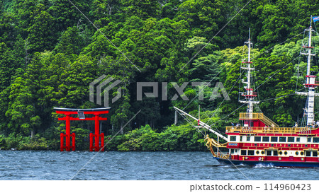 Summer on Lake Ashi: The Hakone Pirate Ship sailing near the "Peace Torii" at Hakone Shrine [Hakone Town, Kanagawa Prefecture] 114960423