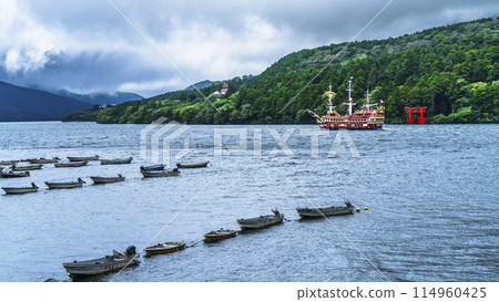 The Hakone Pirate Ship sailing on Lake Ashi on a cloudy day [Hakone, Kanagawa Prefecture] 114960425