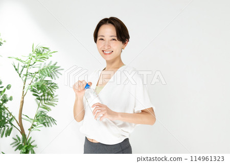一個女人喝水 一個女人喝水 114961323