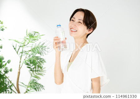一個女人喝水 114961330