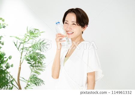 一個女人喝水 114961332