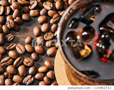 Iced coffee and coffee beans 114961552