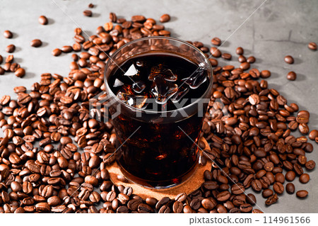 Iced coffee and coffee beans 114961566