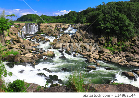 [Kagoshima Prefecture] Sogi Falls on a clear day (Oriental Niagara) 114962144
