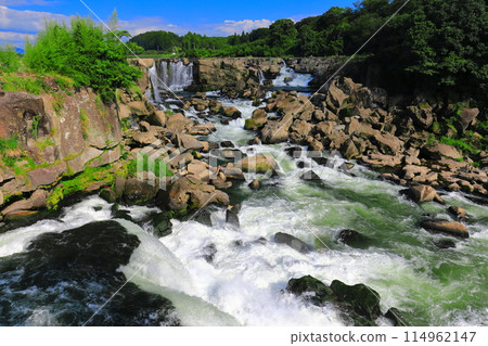 [Kagoshima Prefecture] Sogi Falls on a clear day (Oriental Niagara) 114962147
