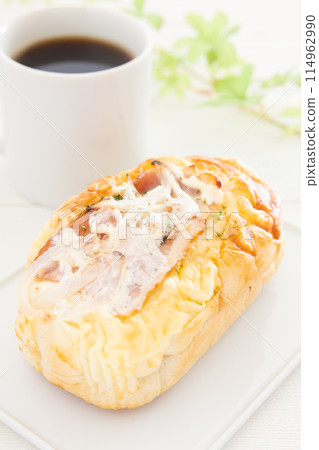 Delicious onion bread and coffee for breakfast Delicious onion bread and coffee for breakfast 114962990