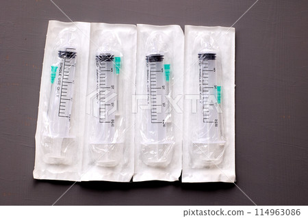 4 sterile disposable syringe for single use in individual blister pack. 114963086