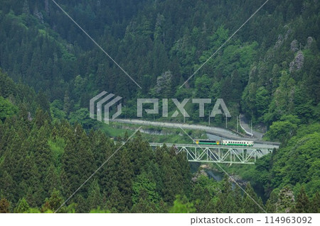 Tadami Line: Kiha e120 + Kiha 110 (Tadami color) Tadami Line: Kiha e120 + Kiha 110 (Tadami color) 114963092
