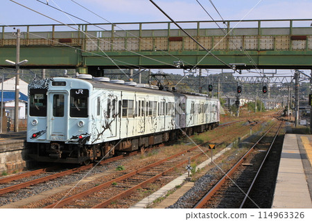 從五條站出發的“國鐵105系列車(包車)” 從五條站出發的“國鐵105系列車(包車)” 114963326