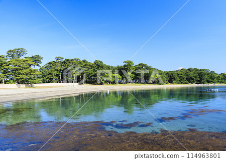 Snow-capped Mount Fuji as seen from Toda Fishing Port Snow-capped Mount Fuji as seen from Toda Fishing Port 114963801