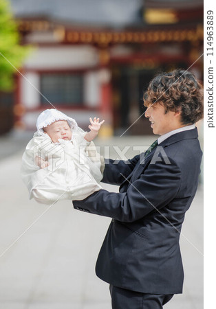 參拜神社時,一對父子抱著兒子,欣喜若狂 參拜神社時,一對父子抱著兒子,欣喜若狂 114963889