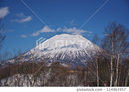 冬季從北海道新雪谷大橋停車場公園欣賞羊蹄山的景色 冬季從北海道新雪谷大橋停車場公園欣賞羊蹄山的景色 114963957