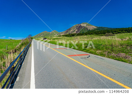 Aso Panorama Line and Mt. Kishima on a clear day, looking towards Mt. Ojo 114964208