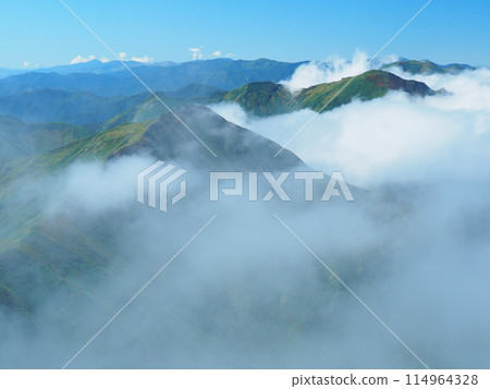View of the autumn Joetsu border ridgeline and Mt. Sennokura from Mt. Tanigawa 114964328