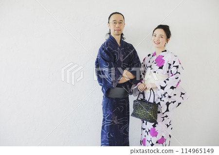 A couple wearing a yukata 114965149