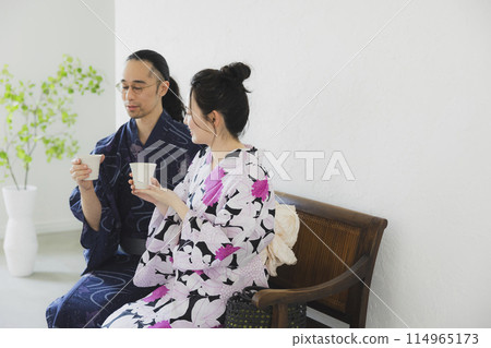 A couple wearing a yukata 114965173