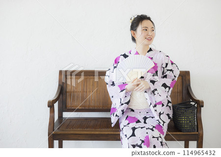 A woman in a yukata 114965432