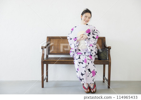 A woman in a yukata 114965433