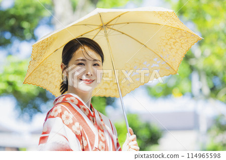 一位穿著浴衣、打著陽傘在戶外散步的女人 一位穿著浴衣、打著陽傘在戶外散步的女人 114965598