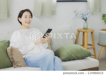 A woman watching a smartphone 114966015