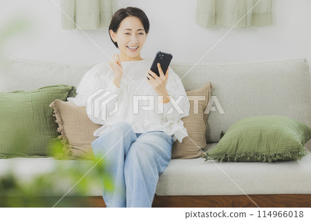 觀看智能手機的婦女 觀看智能手機的婦女 114966018