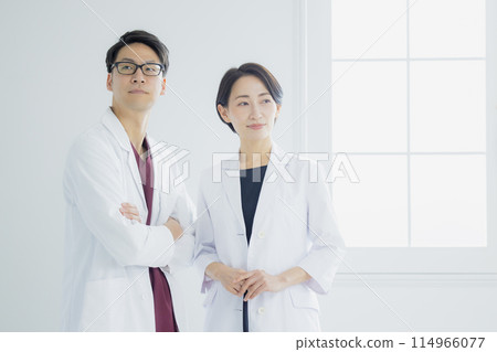 男性和女性思考治療政策和醫療服務系統的醫學影像 114966077