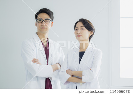 男性和女性思考治療政策和醫療服務系統的醫學影像 114966078