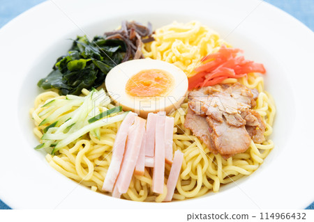 Delicious summer cold Chinese noodles 114966432