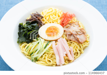 Delicious summer cold Chinese noodles 114966437
