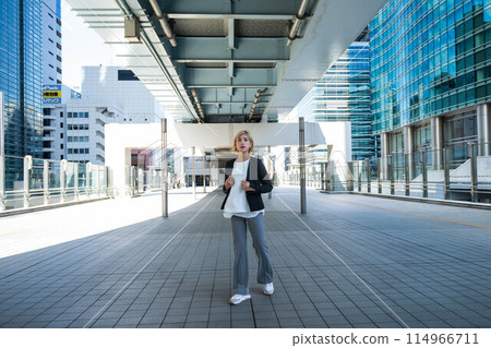 Freelance women who work freely 114966711