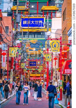 日本橫濱城市景觀五月。橫濱中華街和關帝廟街的景色。後面是「天長門」和橫濱大世會 = 23 日 114967089