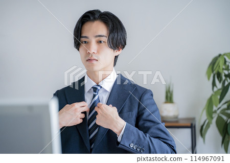 穿著西裝的男人 114967091